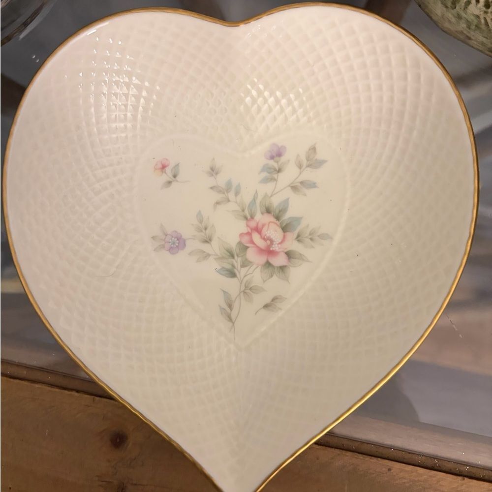 Mikasa Bone China Heart-Shaped Floral dish remembrance with Gold Trim. Japan.